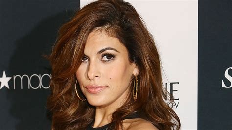 Eva Mendes dazzles in very bold zip